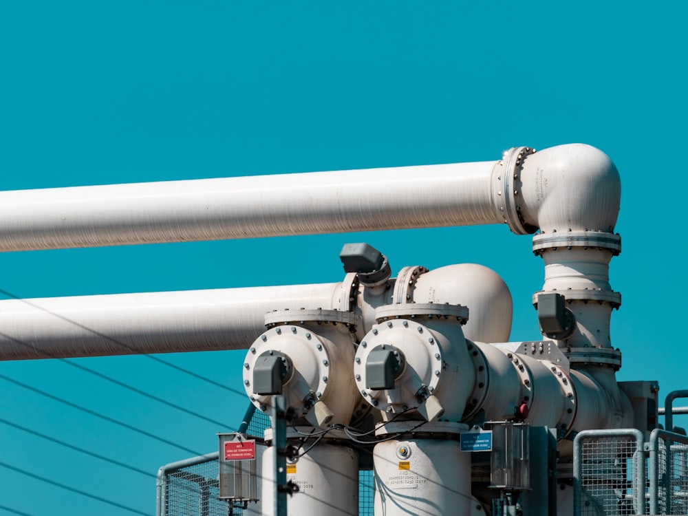 Industrial hydrogen electrolyser gas piping and manifold